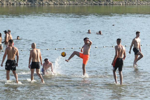 Osijek: Visoka temperatura je  izmamila mnogobrojne građane na osvježenje u Dravi