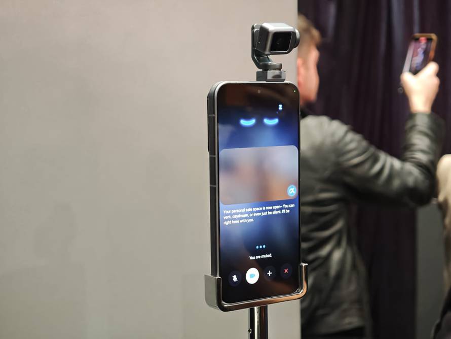 VIDEO Honorov robotski udar: Telefon s kamerom kao iz crtića i robot na dvije noge ukrali šou