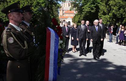 Josipović, Milanović i Leko položili vijence na Mirogoju