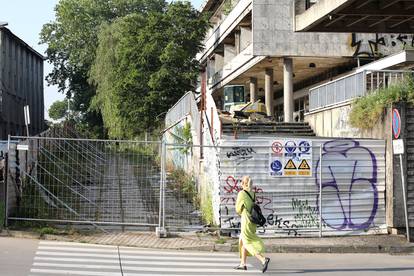 FOTO Derutna zgrada u Paromlinskoj odlazi u povijest: Stigli bageri, počinje rušenje