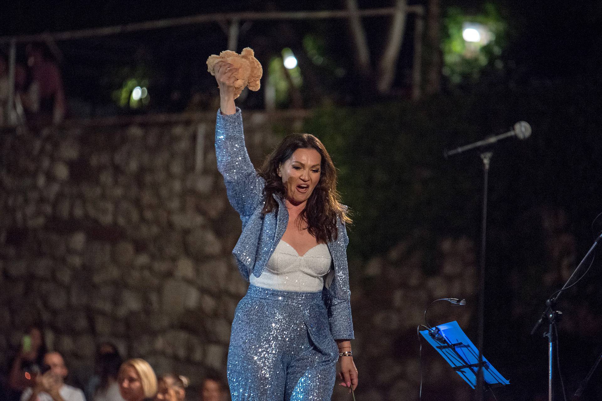 Nina Badrić doslovno zablistala: U svjetlucavom bijelom korzetu i plavom odijelu pokazala liniju