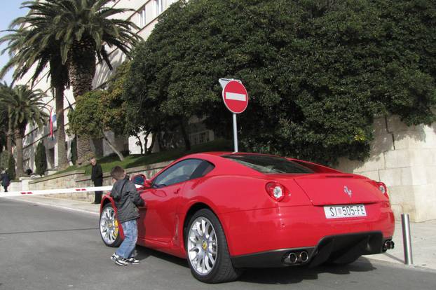 Split: Kerumov Ferrari 599 GTB mami pogled parkiran ispred zgrade Banovine 