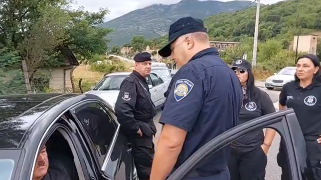 VIDEO Policija zabranila HOS-ovcima, predvođenim Skejom, ulazak u Knin. Njega su priveli