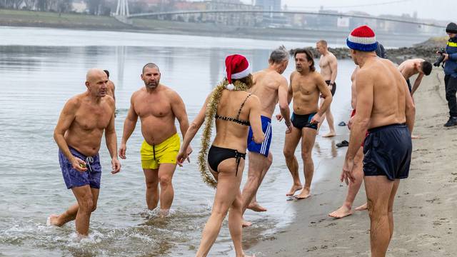 Po kišnom i hladnom vremenu kupalo se i igralo picigin na popularnoj Kopiki na rijeci Dravi u Osijeku