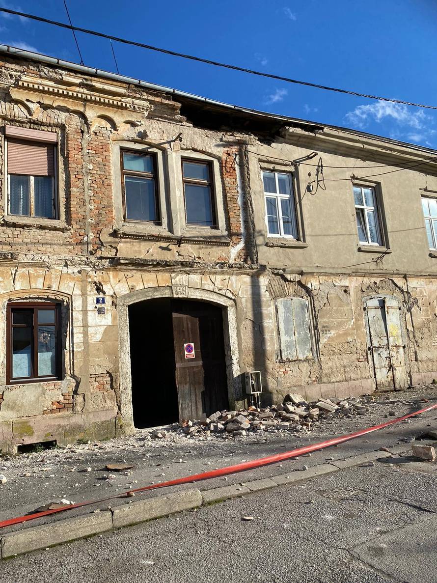 Uživo iz Petrinje: Poginulo je 7 ljudi, grad je u ruševinama...