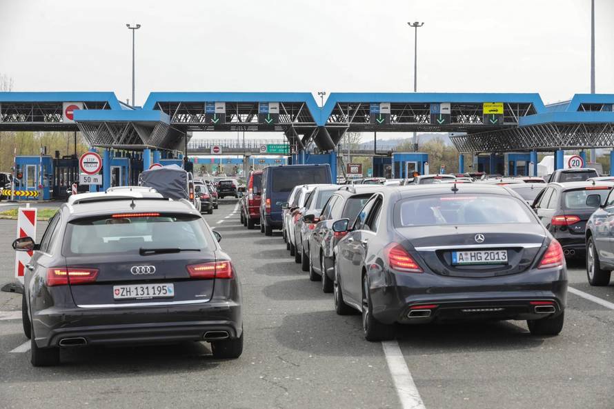 Gužve na granicama, na Bregani čekali i do dva sata u kolonama