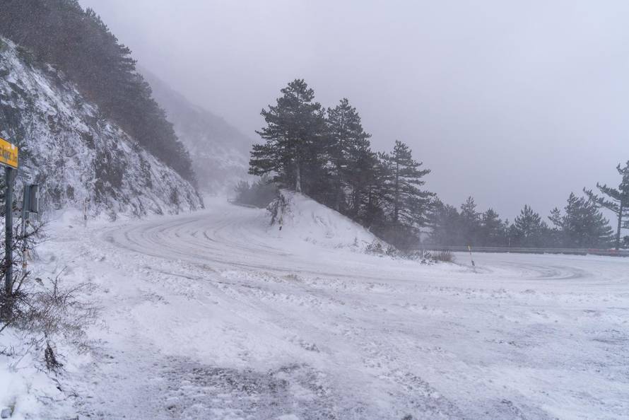 Vratnik: Bura i snijeg na cesti između Vratnik i Senja, cesta otvorena samo za osobna vozila