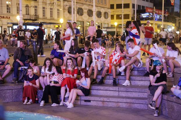 Zagreb: Navijači se okupljaju na Trgu uoči početka utakmice Hrvatske i Gane