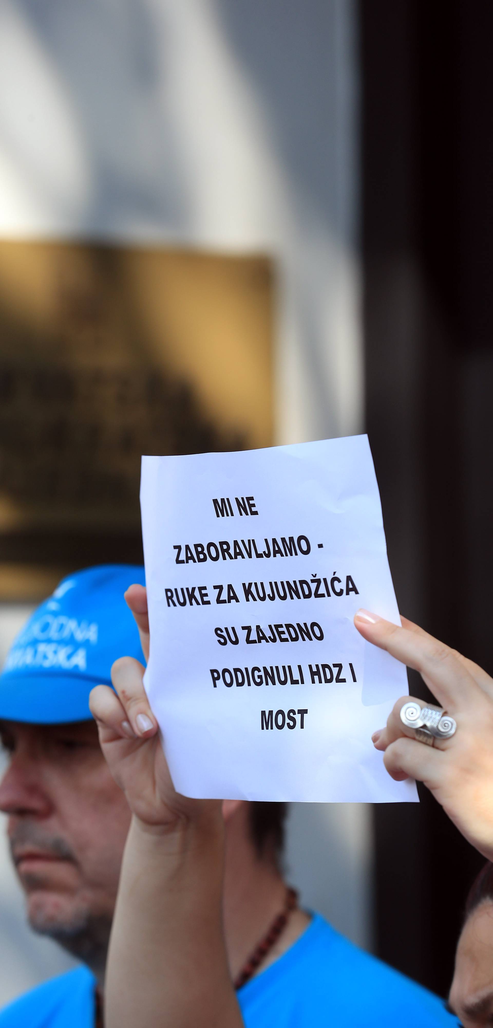 Zagreb: Älanovi Slobodne Hrvatske odrÅ¾ali prosvjed protiv ministra KujundÅ¾iÄa