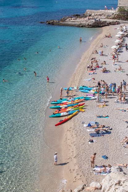 Ma kakva jesen?! Drugi je dan listopada, a plaže u Dubrovniku i Splitu nakrcane su kupačima