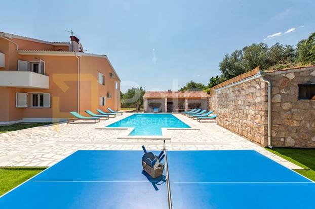 FOTO Najjeftinija vila na otoku Pašmanu ima bazen, ljetnu kuhinju i 300 metara do plaže!