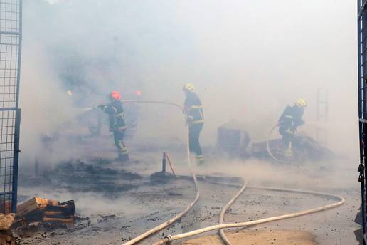 Gorjelo skladište kraj marine Veruda, vatrogasci su na terenu