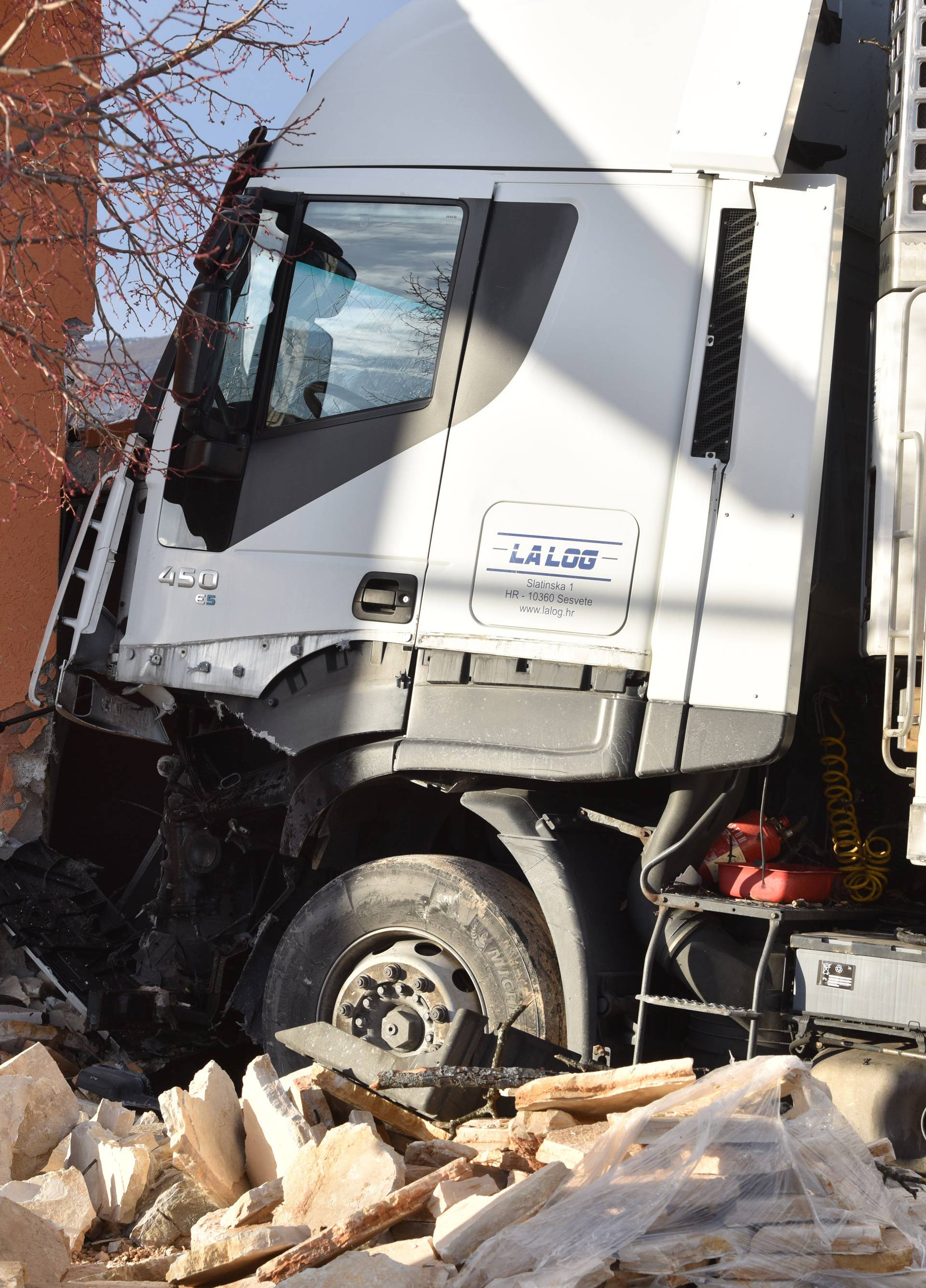 Kamion udario u kuću i auto: 'Srećom, nikoga nije bilo doma'