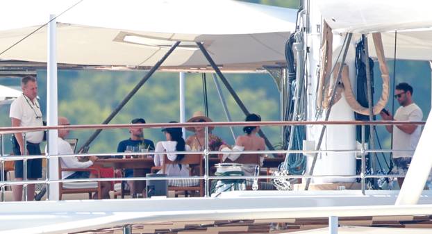 Lastovo: Poznati na jahti Jeffa Bezosa zabavljali se na palubi i u moru