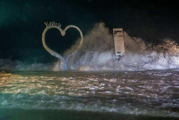 Kaštela: Ciklonalna plima poplavila rivu i okolne ulice