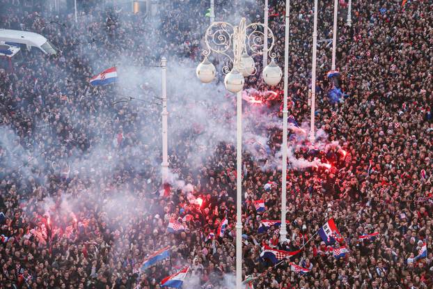 Zagreb: Bakljada na sve?anom do?eku hrvatske rukometne reprezentacije