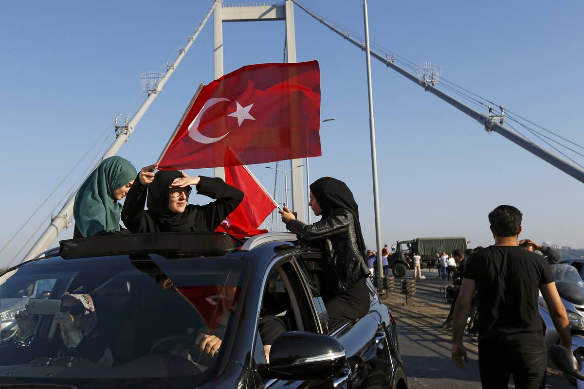 Tisuće na ulicama: Pogledajte uživo atmosferu iz Turske