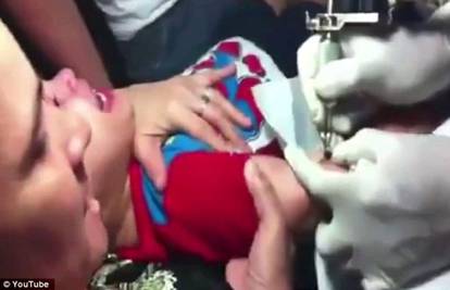 Šokantan video zgrozio svijet: Majka drži dijete na tetoviranju