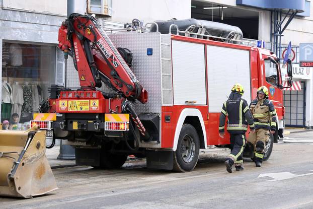 Zagreb: Rano jutros uz tržnicu Kvatrić došlo je do puknuća vodovodne cijevi