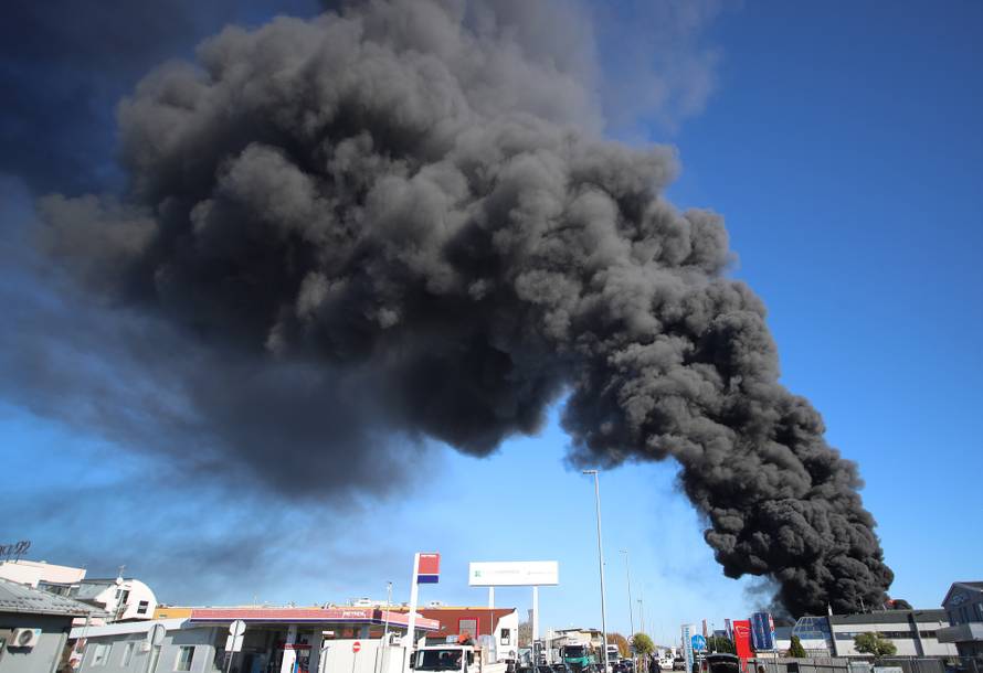 Sveta Nedelja: Požar u skladištu guma, hitne službe su na terenu