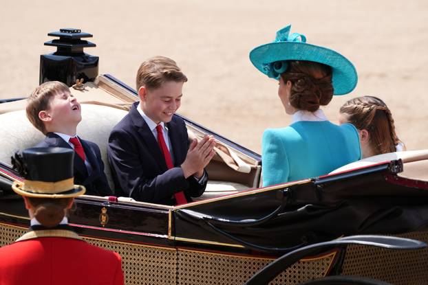 Kraljevska obitelj obilježava kraljev službeni ro?endan paradom Trooping the Colour