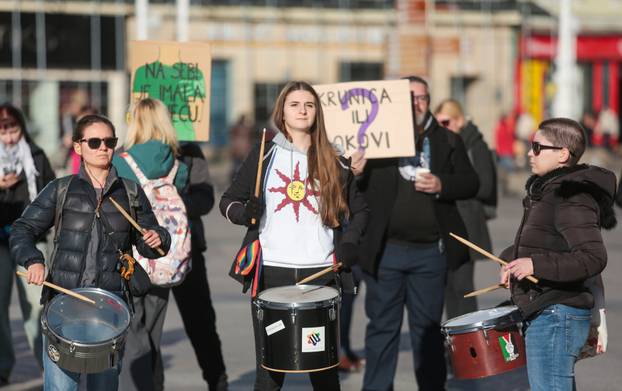 Zagreb: Molitelji krunice na Trgu bana Jelačića