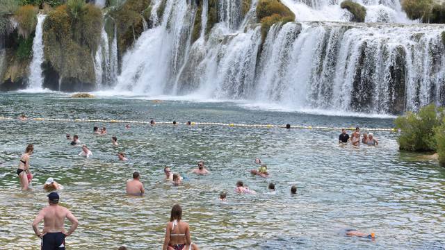 Turisti uživaju u ljepotama i kupanju na Slapovima Krke