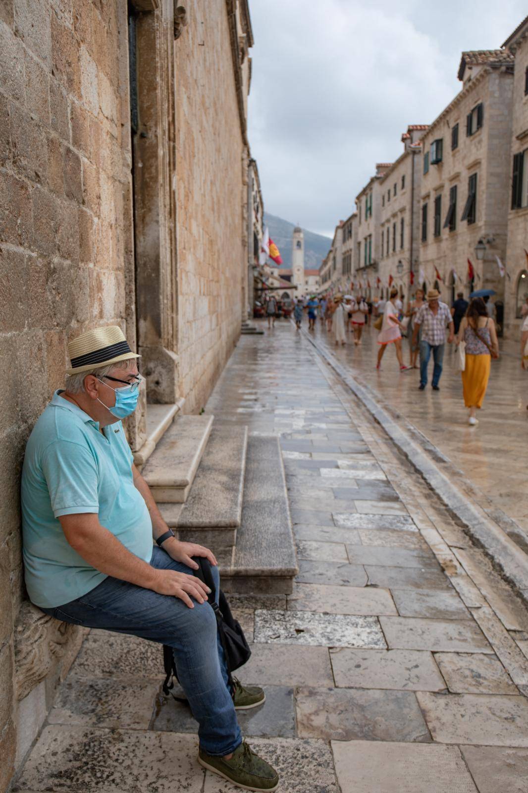 Dubrovnik: Kiša nije omela brojne turiste u razgledavanju grada