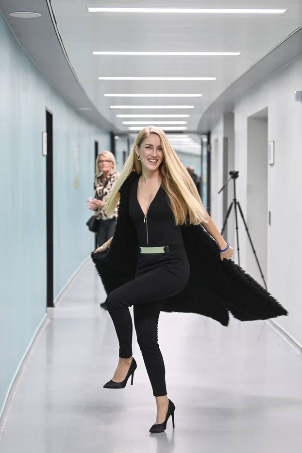 Frankfurt: Anezi dala podršku pjevačima u backstageu