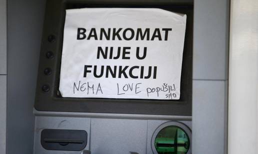 Ugašeni bankomat: Kad banka štedi na račun baka i djedova