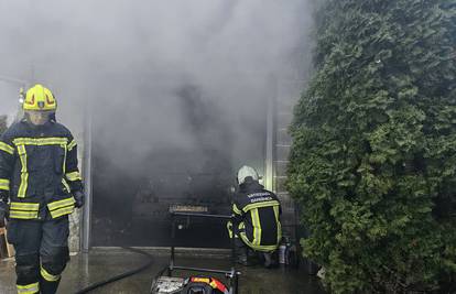 Buktinja u Garešnici: U garaži planuo auto, požar se proširio