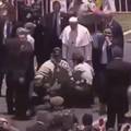 Papa zaustavio papamobil da bi utješio policajku palu s konja