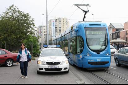 Zagreb: Tramvaj naletio na pješaka, prevezli ga na Rebro