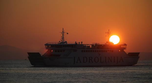 Split: Pogleda iz grada na predivan izlazak sunca na moru