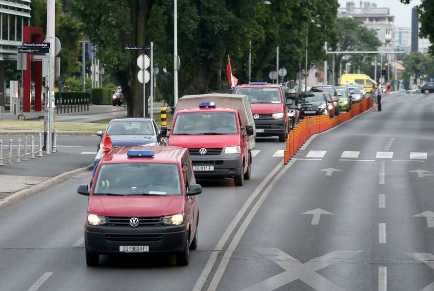 Zagrebački vatrogasci se uz zvukove sirena vratili u Savsku