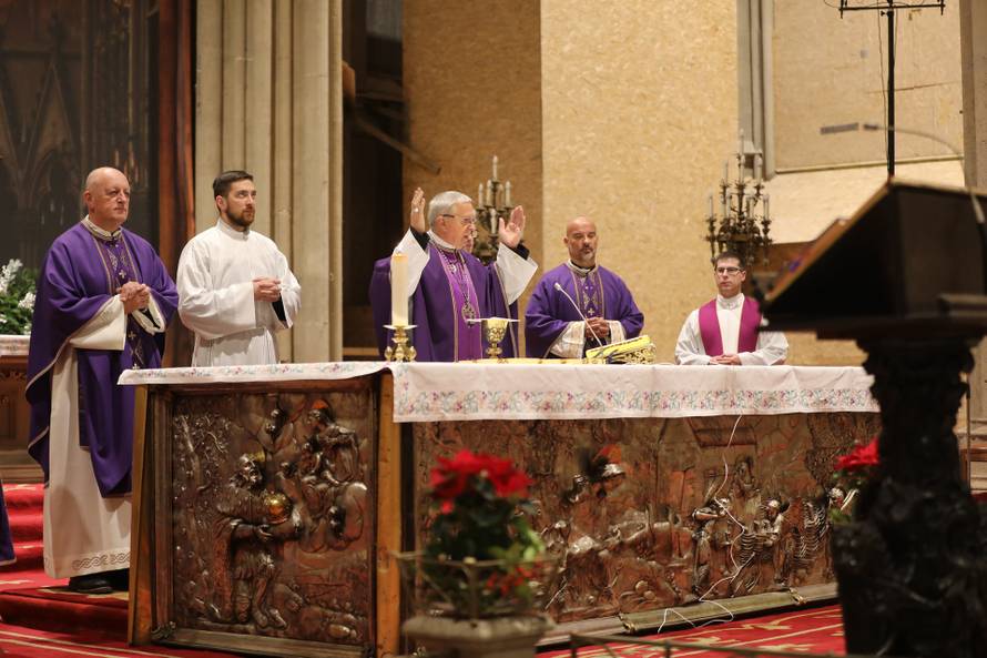 FOTO Prva zornica u obnovljenoj Zagrebačkoj katedrali