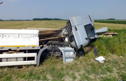 Kamion sletio u polje, vozač je zadobio tek par ogrebotina
