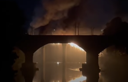 Rim: Požar izbio na  'Željeznom mostu' iz 19. stoljeća. Dijelovi su se urušavali u rijeku Tiber