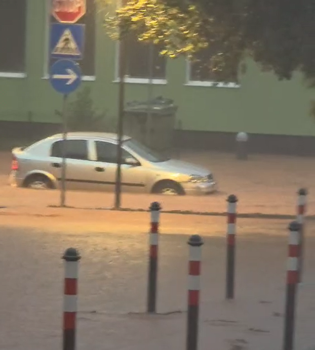 FOTO U dva sata 2000 udara munja! Palo 100 l kiše po m2! Pogledajte šokantne fotografije