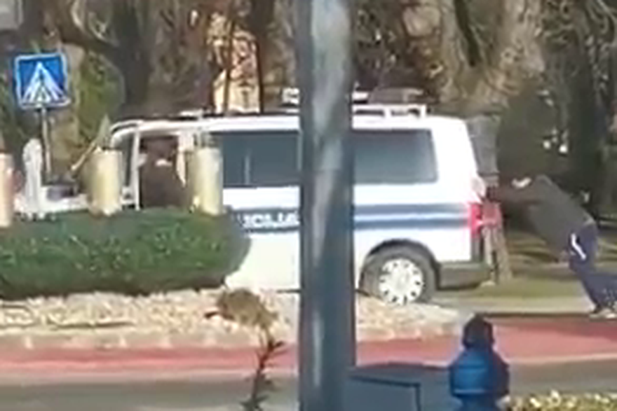 Policija u novoj gradišci gura kombi