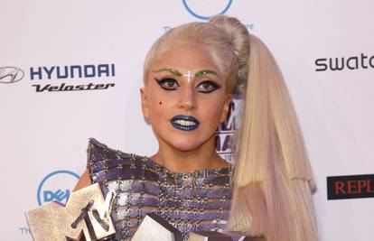 Lady GaGa: Skinula sa se gola pred Bennetom da ga zadivim