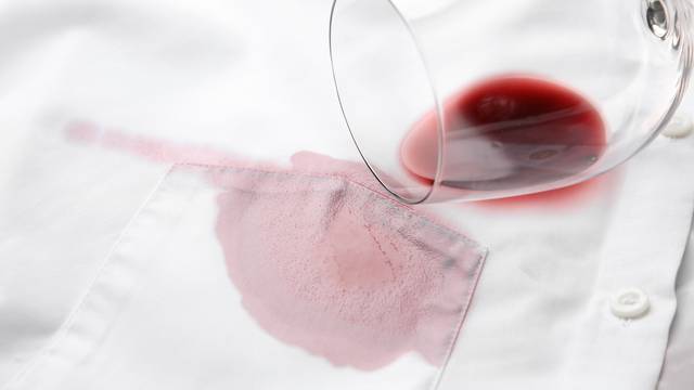Super trik kako ukloniti mrlju od crnog vina sa svih tkanina