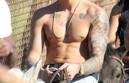 Je li to mladi Indiana: Justin Bieber bez majice jahao konja