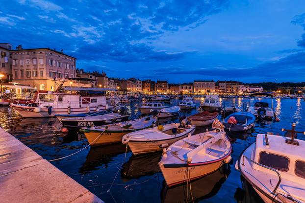 Gradske fotografije u sumrak grada Rovinja