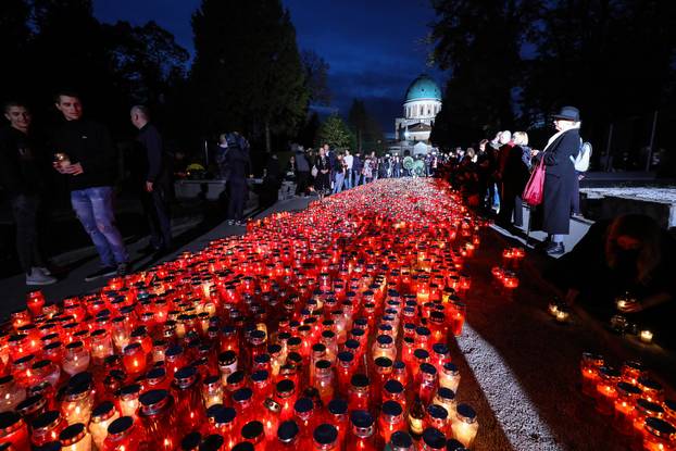 Građani u večernjim satima na groblju Mirogoj pale svijeće za svoje najmilije