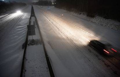 U Njemačkoj je toliko snijega da su zaustavili željeznički promet