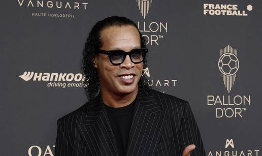FOTO Ronaldinho glavna faca na dodjeli Zlatne lopte. Ikoni&ccaron;na frizura  jo&scaron; uvijek krasi legendu