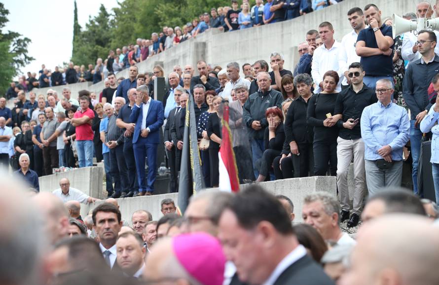Imotska krajina oprostila se od svoga komodora Ivice Tolića