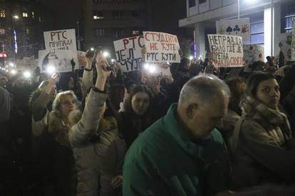 FOTO Dramatične scene u Srbiji: Studenti prosvjedovali ispred zgrade RTS-a. 'Vučiću, stop!'