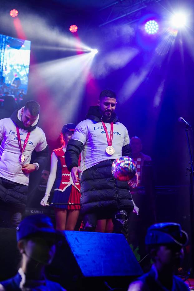 Zadar: Dominik Livaković i Martin Erlića potpisali lopte te ih ispucali u okupljene navijače